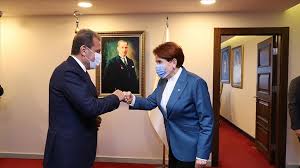 Meral akşener 1956 yılında i̇zmit'in gündoğdu köyünde doğdu. Iyi Parti Genel Baskani Meral Aksener Bazi Belediye Baskanlariyla Gorustu