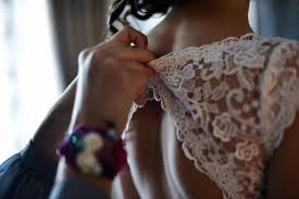 Seid dabei bei meiner brautkleider anprobe! Sneaker Kleider Im Boho Stil Und Nackte Kuchen Hochzeitstrends 2019 Warum Kleinere Feiern Angesagt Sind