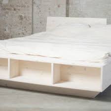 Holzbett aus wildeiche massivholz mit gepolstertem kopfteil. Holzbetten Massivholz Ch Holzbetten Livique Mobel Und Accessoires Betten Aus Massivholz Hochwertige Unbehandelte Massivholzer Handwerklich Und Solide Verarbeitet