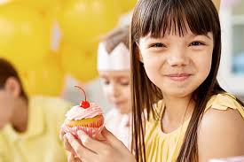 Foto gratis: morettina, bella ragazza, Cupcake, mangiare, dessert, in casa,  pasto, cibo, donna, cena