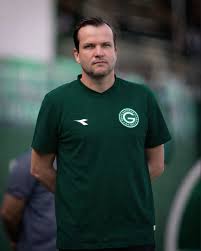 Goi&aacute;s anuncia a sa&iacute;da do treinador Daniel Paulista. O treinador tem  negocia&ccedil;&otilde;es para ser o novo comandante do Cear&aacute;.