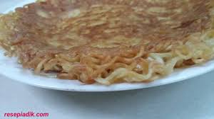 Campur tepung terigu dengan minyak/margarine cair, telur dan garam, tambahkan air sedikit demi sedikit sambil diuleni hingga adonan kalis. Resepi Murtabak Maggi Cheese