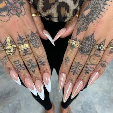 Naf Salon Sur Instagram Alexa Jouer Le Meilleur Des Deux Mondes Par Hannah Montana Notre Finger Tattoos Finger Tattoo Designs Hand Tattoos