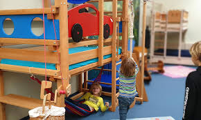 Ein hochbett wird im kinderzimmer schnell zum eigenen schloss oder versteck, welches als individueller ein hochbett aus massivholz ist das ideale kinderbett für kleine räume. Kreative Spielbetten Aus Dem Munchner Osten Hochbetten Und Etagenbetten Fur Kinder Direkt Aus Dem Billi Bolli Haus Pastetten Ich Spring Im Dreieck