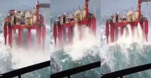 Di malaysia, syarikat petronas merupakan. Video Rakaman Kecut Perut Pelantar Minyak Tengah Laut Terumbang Ambing Dibadai Ombak Besar