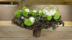 Nous avons créer notre composition florale dans un vase moderne et transparent, et comme vous pouvez le constater, même avec des lumières décoratives vous pouvez réaliser une des décorations à la philosophie less is more. Art Floral Composition De Noel Avec Des Branches Jardinerie Truffaut Tv Youtube
