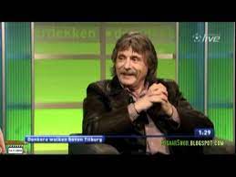 Johan derksen staat bekend om zijn boeiende discussies op tv. Johan Derksen Draagt Een Leren Jasje Doordekken Youtube