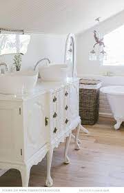 28 Ways To Give Your Bathroom A Shabby Chic Vibe Bagni In Stile Rustico Bagni Chic Abitazioni Shabby Chic