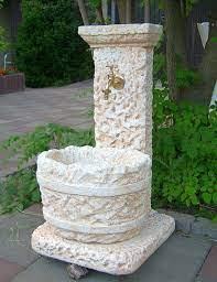 Wunderschöner wandbrunnen hergestellt in aufwendiger handarbeit aus einer natursteinmischung, zwischen sand, steinpulver, wasser und zement. Wasserzapfstelle Als Garten Wandbrunnen Mit Steintrog 74cm 67kg