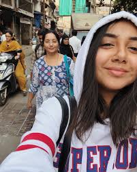 YouTube sensation celebrity rock star superstar and her daughter spotted  shopping in Jambli Naka! #Papped