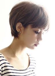 ベーシックなカットラインに柔らかいニュアンスのショートスタイルです 後頭部に丸みを残して 襟足をぎりぎりまでタイトにカットして外国人のような骨格バランスを創りま 丸顔でも似合う 大人マッシュショート circus by beautrium 表参道 サーカスバイ