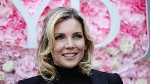 Lola Burr's Instagram, Twitter & Facebook