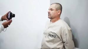Todo esto, desencadenado por el operativo militar contra una persona: Publican Un Video Con La Policia Rapando El Pelo Y El Bigote A El Chapo Guzman