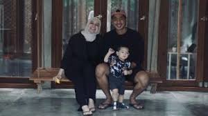Biodata sonia alyssa, pemeran baru di sinetron ikatan cinta anne, sapaan akrab putri anne pertama kali terjun ke dunia hiburan pada 2009 dengan membintangi sinetron dewi bersama rianti cartwright, baim wong, juga luna maya. Putri Anne Unggah Anak Main Dengan Anjing Panen Teguran Bukannya Najis