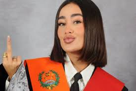 Marina Rivers dedica una peineta a sus haters en su foto de la universidad:  "Guapa, lista, jurista y economista"