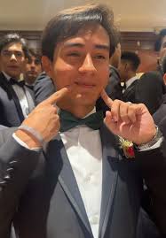 Gwiyomi en la Prom: Celebrando la Graduación