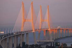 Die ponte vasco da gama ist die zweitlängste brücke von europa, mit mehr als 17 kilometern (17,185 um genau zu sein). Vasco Da Gama Brucke Unglaubliche Und Grossartige Brucken Und Viadukte