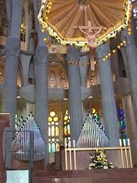 Kaum jemand, der die sagrada familia das erste mal betritt, ist vorbereitet auf den kontrast zum äusseren der basilika. Sagrada Familia Wikipedia