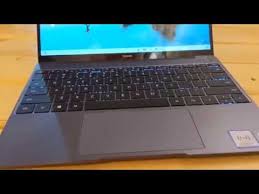 طريقة تصوير الشاشة في لابتوب هواوي الجديد ميت بوك 13 نسخة 2020 السحب بـ 3 أصابع للأسفل Youtube