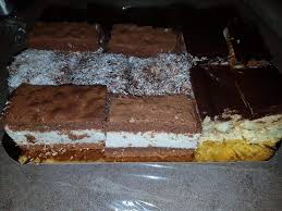 250 ml lapte dulce 2 linguri amidon 100 gr zahăr alb 200 ml smântână pentru frișcă 250 mascarpone 1 plic gelatină 50 ml apă rece 50 ml amaretto sau esență de migdale după gust. Kinder Felie De Lapte