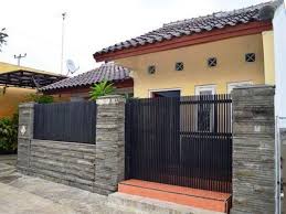 Pagar besi dengan tembok dark brown dan pilar batu alam. 20 Inspirasi Desain Pagar Batu Alam Yang Modern Dan Menawan