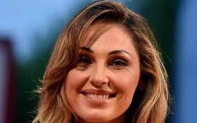 Dopo la fine della storia con gigi d'alessio, ufficializzata nel 2018, in molti vogliono sapere se la cantante abbia una nuova fiamma. Anna Tatangelo Chi E Eta Altezza Figli Instagram Quanto Guadagna Gigi D Alessio Fidanzato Sanremo Tristemondo It