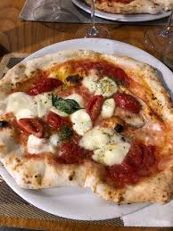 Preparazione della pizza bufala, pomodori secchi, olive e basilico. Pizza Con Bufala Bild Von Mimi Ristorante Pizzeria Ravello Tripadvisor
