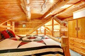 Boden und decke sind beispielsweise physische komponenten.: Blockhaus Schlafzimmer Unter Holz Grosse Decke Mit Queen Size Bett Lizenzfreie Fotos Bilder Und Stock Fotografie Image 13354800