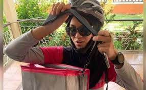 Perdana menteri dato' seri mohd najib tun abdul razak menghadiri majlis perkahwinan anak bekas menteri besar terengganu. Cucu Mantan Menteri Besar Terengganu Berbasikal Jadi Penghantar Makanan Manis Madu