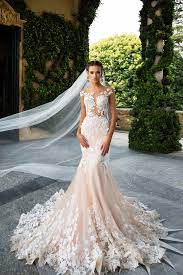 Gonne che sono un trionfo di ruches e balze, fatte di tulle e svolazzante chiffon. Scetticismo Rosa Selezionare Vestito Da Sposa A Servitore Alcova Distintivo