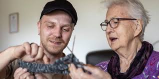 Voll in der Wolle: Strick-Altmeisterin und junger Häkler zeigen sich ihre  Maschen