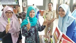 Hal ini tercantum dalam surat dinas…more. Sulap Limbah Plastik Jadi Lem Tembak Siswi Sman 1 Rembang Juarai Krenova 2019 Tribunnews Com Mobile