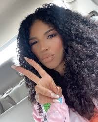 Vanessa Trader's Instagram, Twitter & Facebook