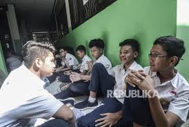 Anda dapat menghubungi langsung panitia pelaksana ppdb online kabupaten bekasi untuk mendapat informasi lebih lanjut terkait dengan pelaksanaan ppdb tahun ini. Ombudsman Periksa 5 Sma Di Bekasi Terkait Ppdb 2019 Republika Online
