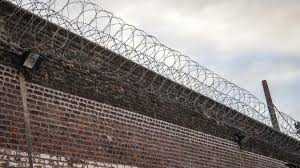 Pour Avoir Lance De La Viande Au Dessus Des Murs De La Prison A Bethune Il Se Retrouve Derriere Les Barreaux