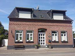 Ettevõttega saate ühendust numbril 0171 3033650. Uber Uns B B Orange Inn