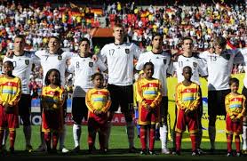 Endstand 4:1 es kann jetzt spekuliert werden, wie das spiel ausgegangen wäre, wenn der linienrichter in der 38. Wm 2010 Junge Dfb Auswahl Sturmt Auf Platz 3