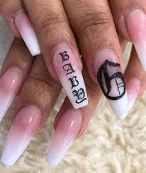 Los maestros del arte de uñas han ofrecido variedades inusuales de diseños de uñas negras 2022. Unas Acrilicas Con Letras Cholas