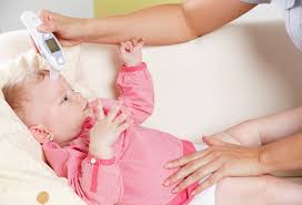 Copilul mai mic de 3 luni si care este prea imbracat sau invelit in paturi calduroase se poate confrunta cu o crestere a temperaturii, de aceea, o temperatura de 38,5 grade celsius care nu. Frisoane FebrÄ Convulsii Febrile Ce Nu Trebuie SÄ Faci Clubul Bebelusilor