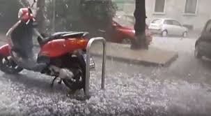 I chicchi di grandine sembrano pietre che cadono dal cielo. Downburst L Incredibile Fenomeno Meteo Si Abbatte A Modena Terrore E 15 Feriti