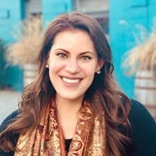 Laura Gunderson's Instagram, Twitter & Facebook