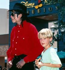 Michael Jackson And Macaulay Culkin Together At Disney S Mgm Studios C 1991 Michael Jackson Macaulay Culkin Mike Jackson