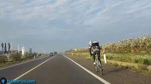 Por norma general, no se puede parar en el arcén de una carretera sin causa. Ciclista Por Arcen De Carretera Youtube
