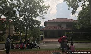 Hati hati dengan pengawal presiden russia ini cantik cantik mematikan. Malaysiakini Bekas Setiausaha Najib Nafikan Kaitan Serbuan Dengan Rumah Selamat