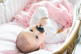 Babys benötigen viel schlaf und verbringen täglich bis zu 16 stunden im bett. Mutter Verrat Schnuller Trick Mit Dem Ihr Baby Durchschlaft Brigitte De