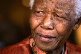 Tusentals samlas vid Mandelas hem