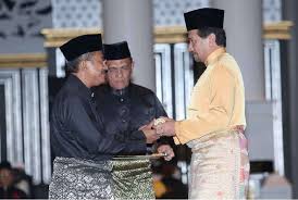 Bir menteri besar, partisinin lideri olarak görevden alındı dış bağlantılar. Dr Ahmad Samsuri Mb Terengganu