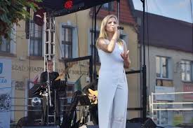 Piosenkarka żartuje, że sceniczny kompan jest jej muzycznym mężem. Alicja Majewska Wystapila W Mroczy Kurier Nakielski Serwis Informacyjny