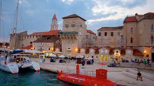 On summer nights everyone gravitates to the wide seaside promenade lined with bars, cafes and yachts, leaving the knotted, mazelike marble streets gleaming. Ferienwohnung Trogir Hr Ferienhauser Mehr Fewo Direkt