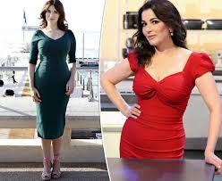 Nigella Lawson flaunts her curves - Daily Star
